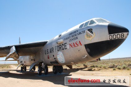 NASA 5-52：上圖是U.S. Air Force/NASA B-52，這是用來為一系列裝有火箭發動機的航天器進行墜落測試的