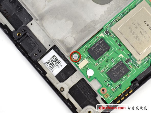 拆下Nexus 7 的主板可以看到，PCB電路板堆放著 1 GB Hynix H5TC2G83CFR DDR3 RAM，還有和 MacBook Pro Retina相同的功能模塊